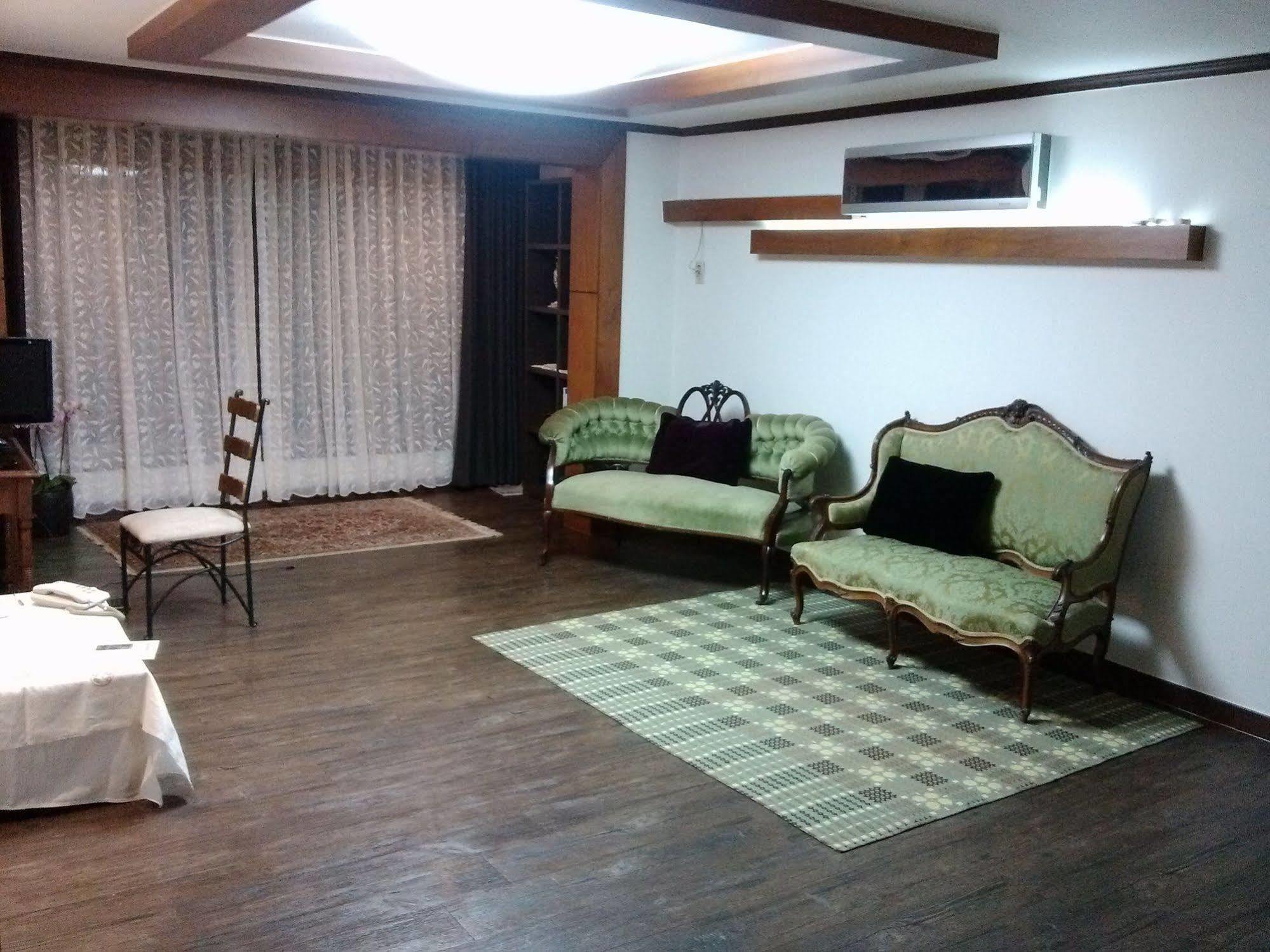 K Star Road Guesthouse - Hostel Сеул Екстериор снимка