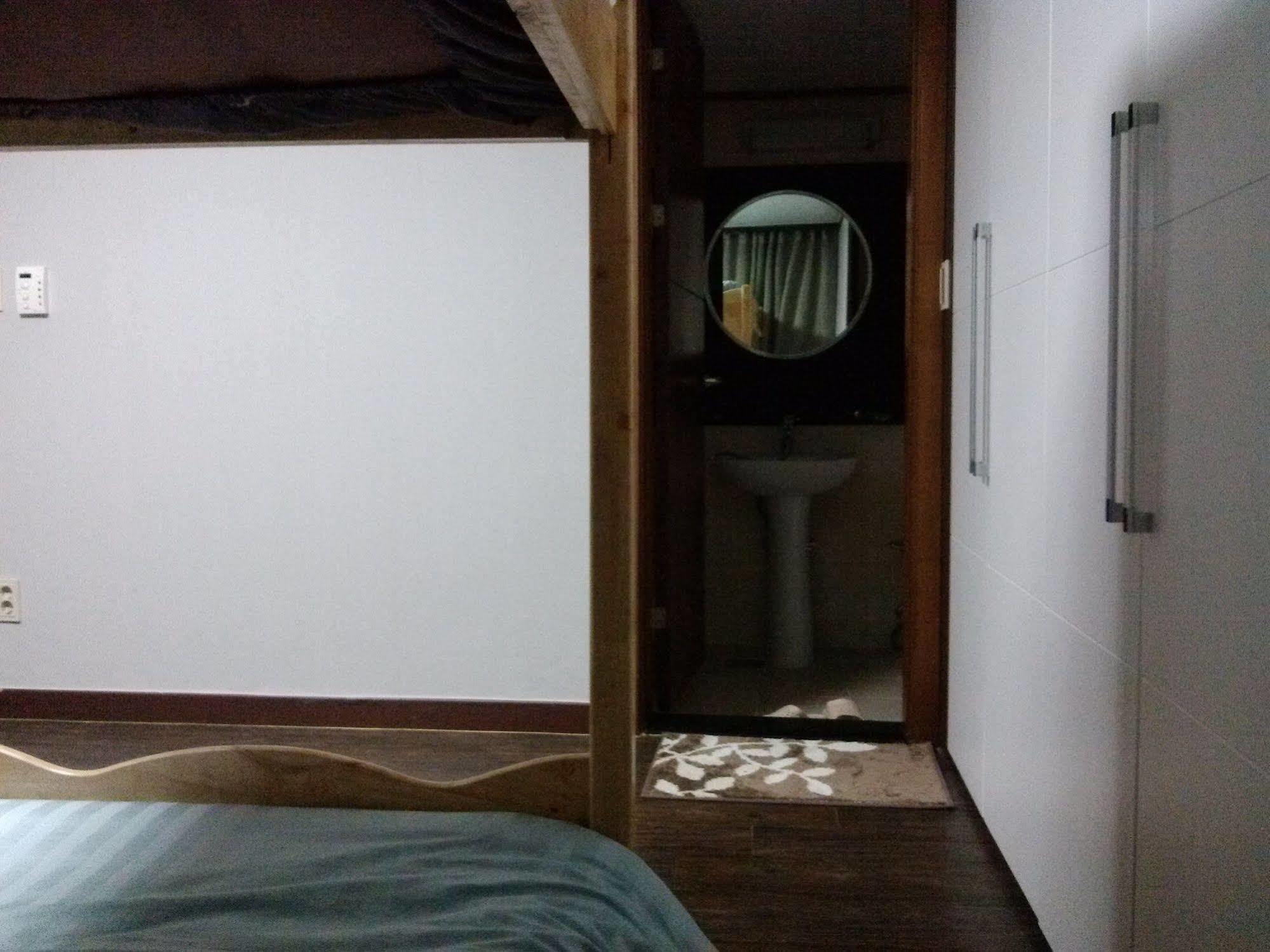 K Star Road Guesthouse - Hostel Сеул Екстериор снимка