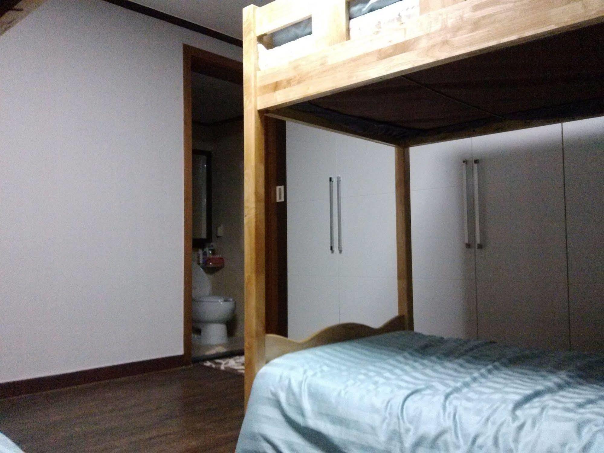 K Star Road Guesthouse - Hostel Сеул Екстериор снимка