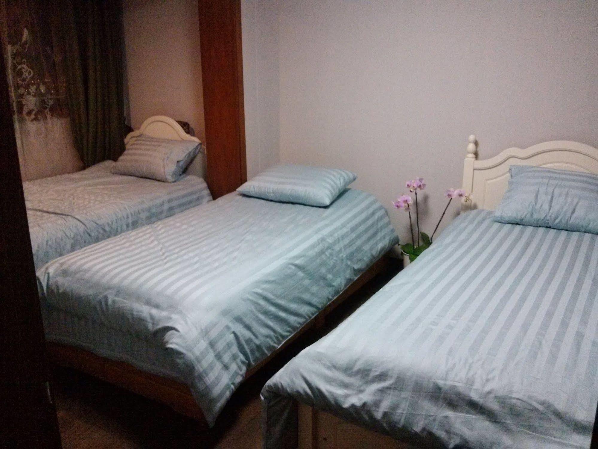 K Star Road Guesthouse - Hostel Сеул Екстериор снимка