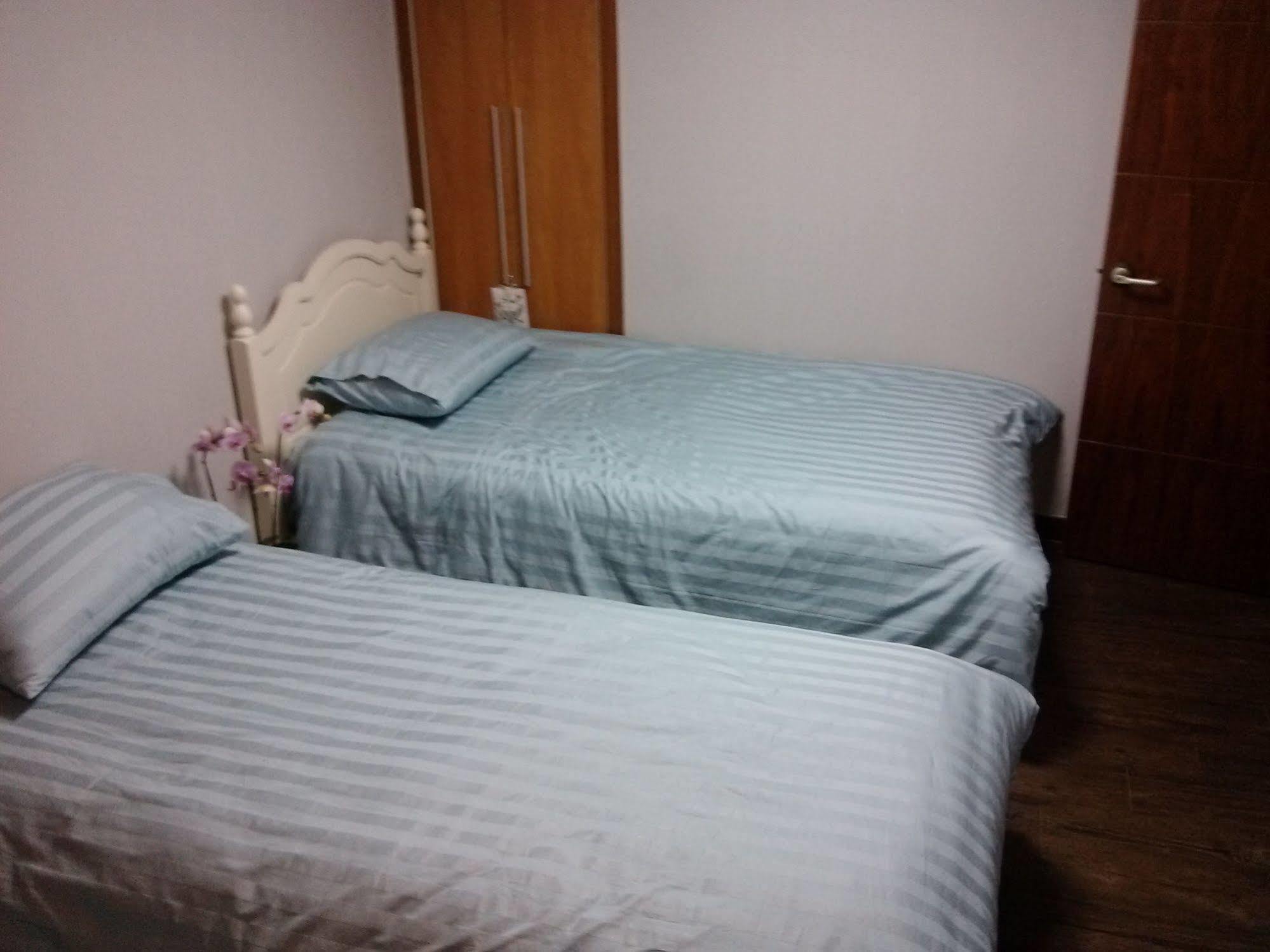 K Star Road Guesthouse - Hostel Сеул Екстериор снимка