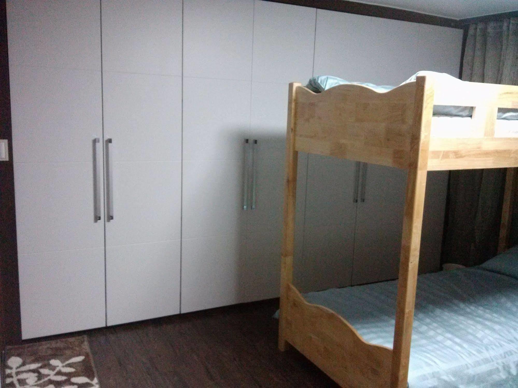 K Star Road Guesthouse - Hostel Сеул Екстериор снимка